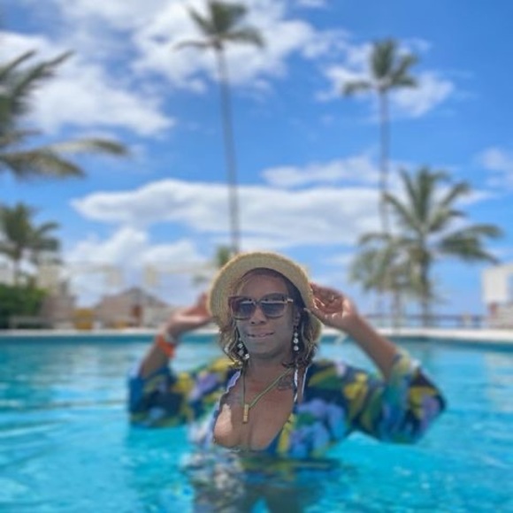 Meet your Posher, Ronda - Picture 1 of 1